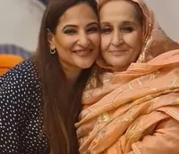 रक्षंदा खान अपनी माँ के साथ 