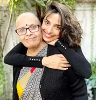 पूजा शर्मा अपनी माँ के साथ 