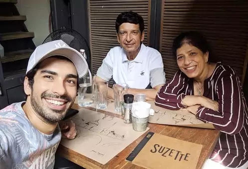 मोहित सहगल अपने माता पिता के साथ