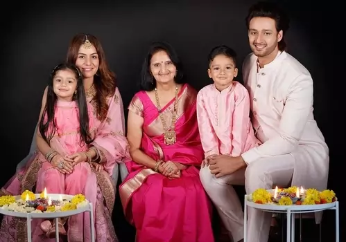 सोरभ राज जैन अपने परिवार के साथ
