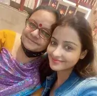 छवि पांडे अपनी माँ के साथ