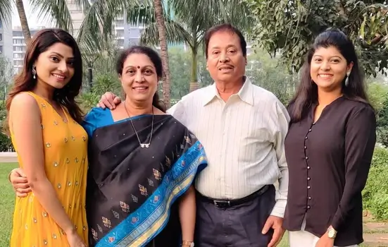 रीना मधुकर अपने माता पिता और बहन के साथ 